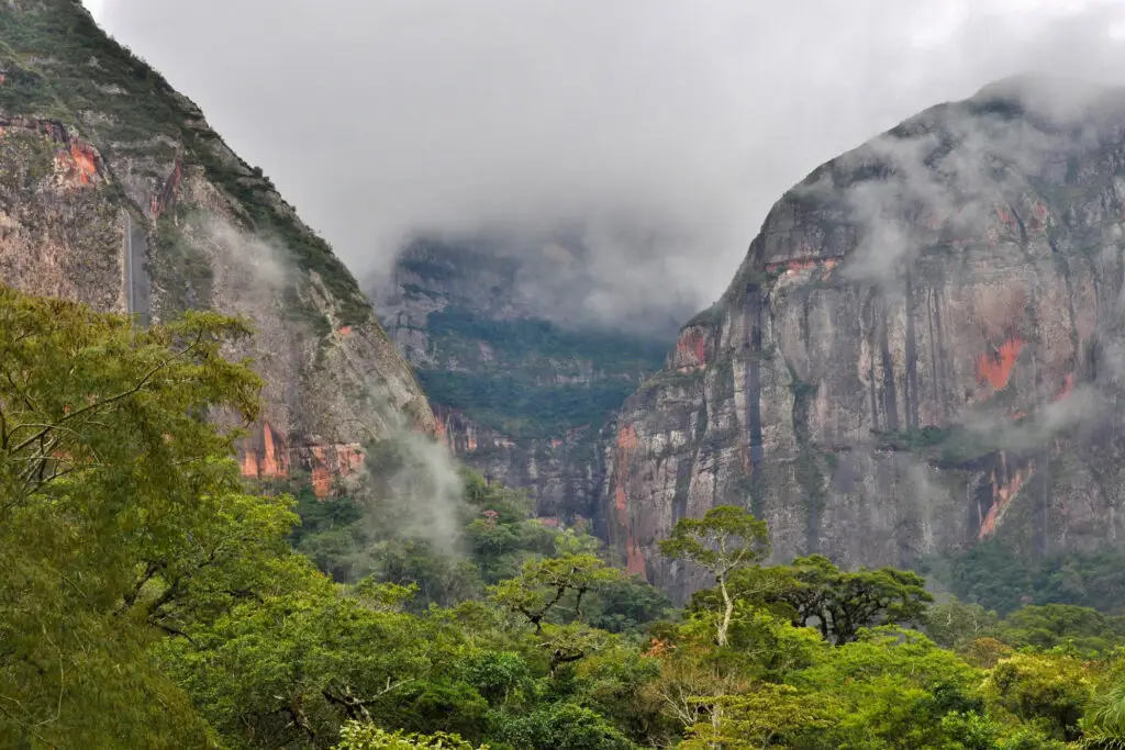 SANTA CRUZ Amboro Natl. Par Refugio Los Volcanes #